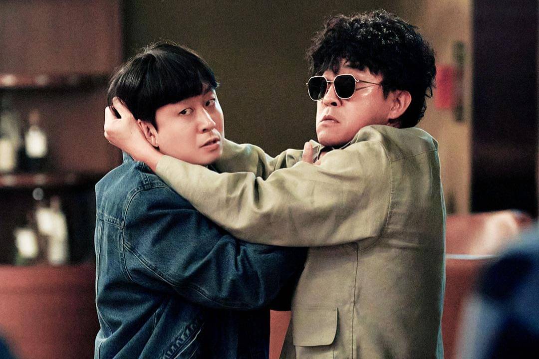 potret Choi Kyung Koo dan Park Jin Eon di still cuts Taxi Driver 3.
