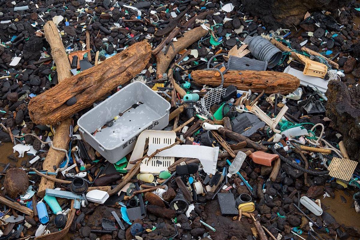 Tumpukan sampah di Samudra Pasifik menyebabkan sejumlah sampah terdampar di pantai di ujung selatan Hawaii