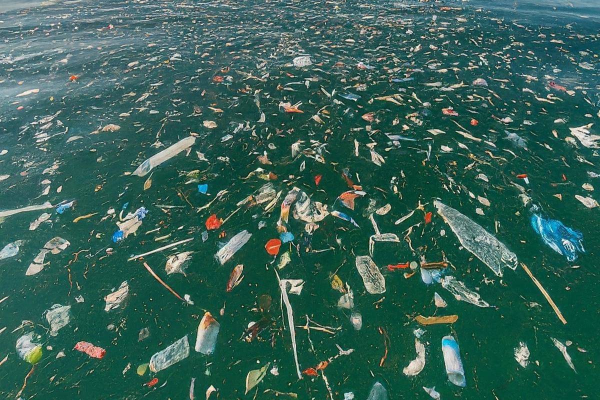 sampah di lautan 