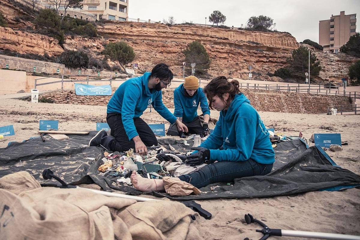 Relawan Wings of the Ocean memilah sampah di Mallorca setelah memungut sampah di pantai