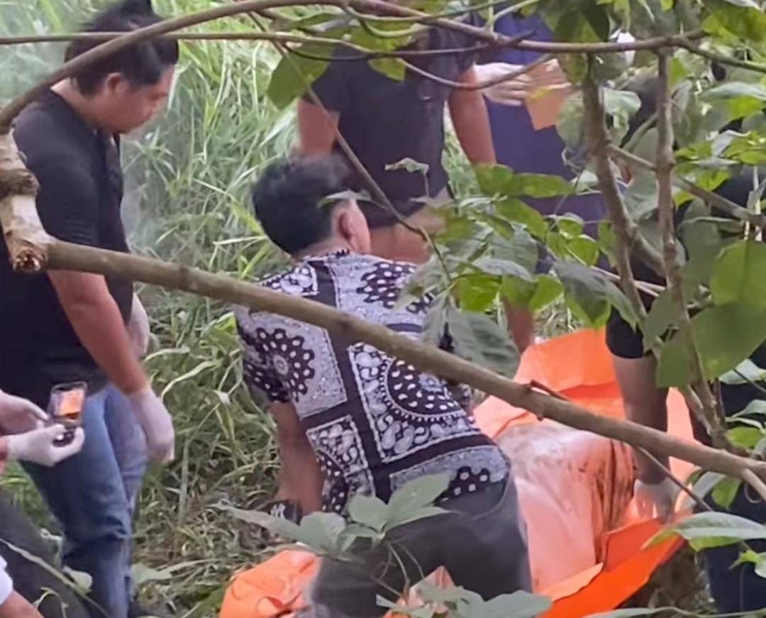 Polisi mengevakuasi jasad dalam karung yang ditemukan di Desa Ngulak 3 Kecamatan Sanga Desa Kabupaten Muba. (Dok. Istimewa)