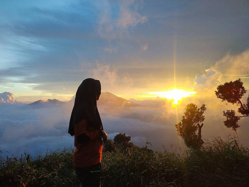 Potret keindahan sunset dari cadas Marapi