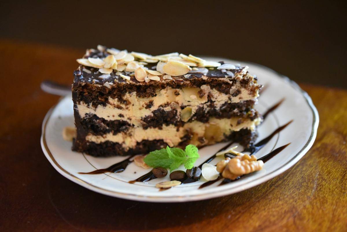 ilustrasi mocha almond layer cake