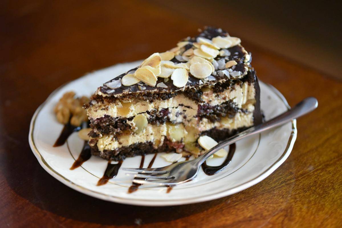 ilustrasi mocha almond layer cake yang siap untuk dinikmati