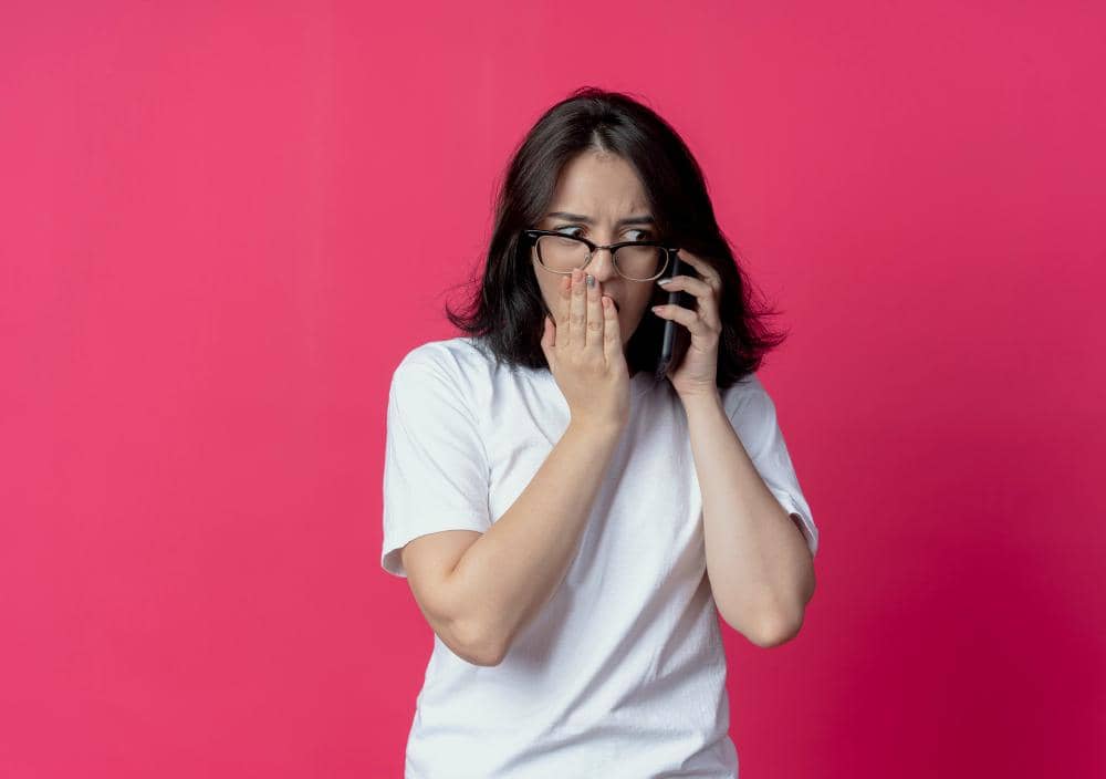 ilustrasi seseorang mengangkat telepon