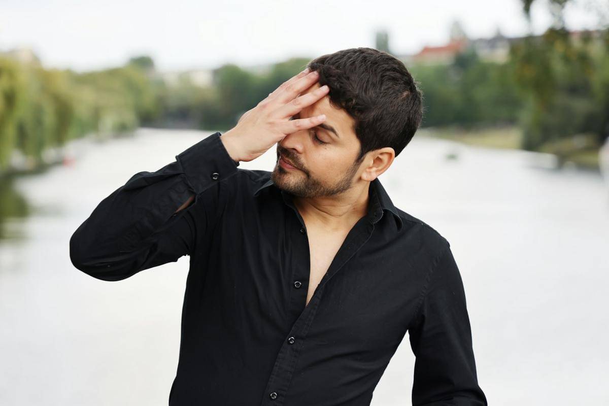 ilustrasi pria terjebak pada self-hate