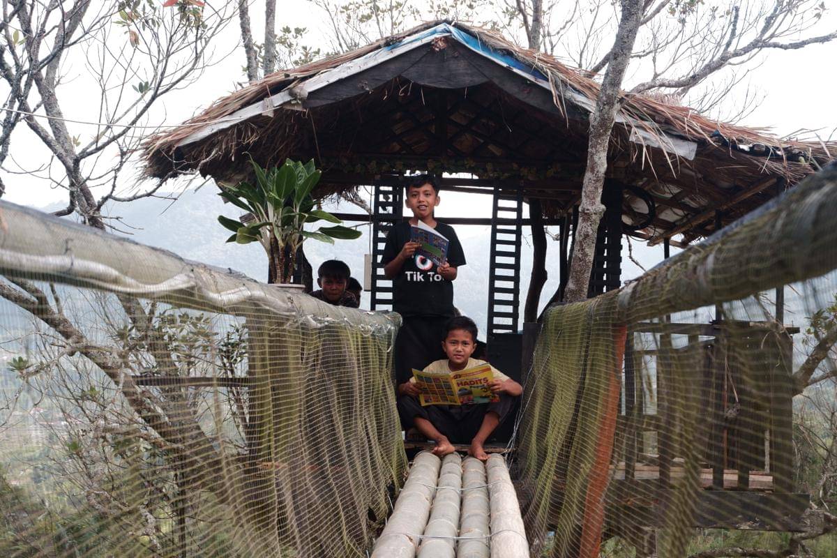 Anak-anak membaca buku di Rumah Pintar KBA Tabek Talang Babungo.