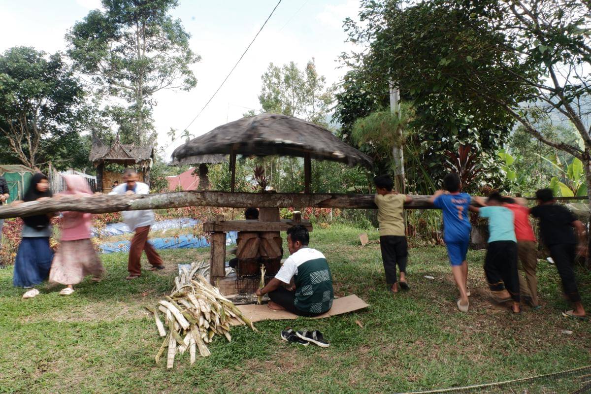 Kegiatan mangilang menggunakan kilangan kayu di Rumah Produksi KBA Tabek Talang Babungo.