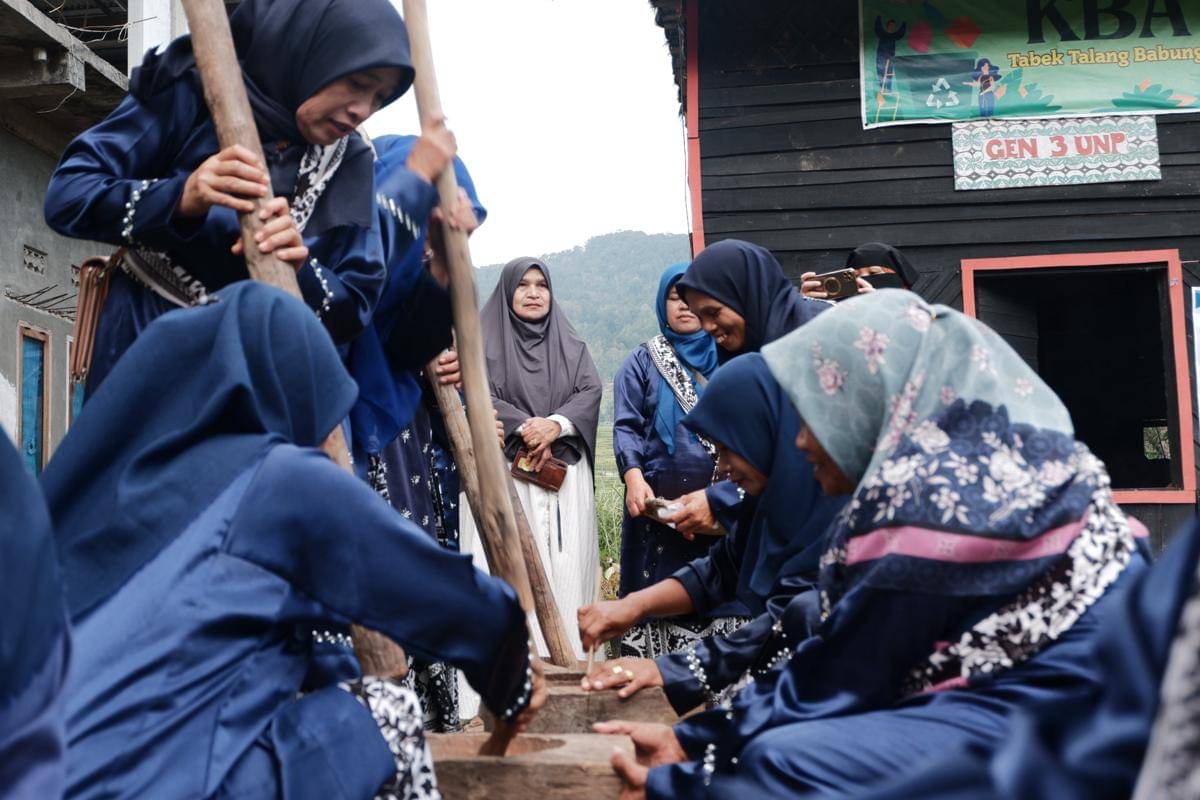Para ibu-ibu membuat ampiang, makanan khas KBA Tabek Talang Babungo (Foto: IDN Times/Halbert Caniago)