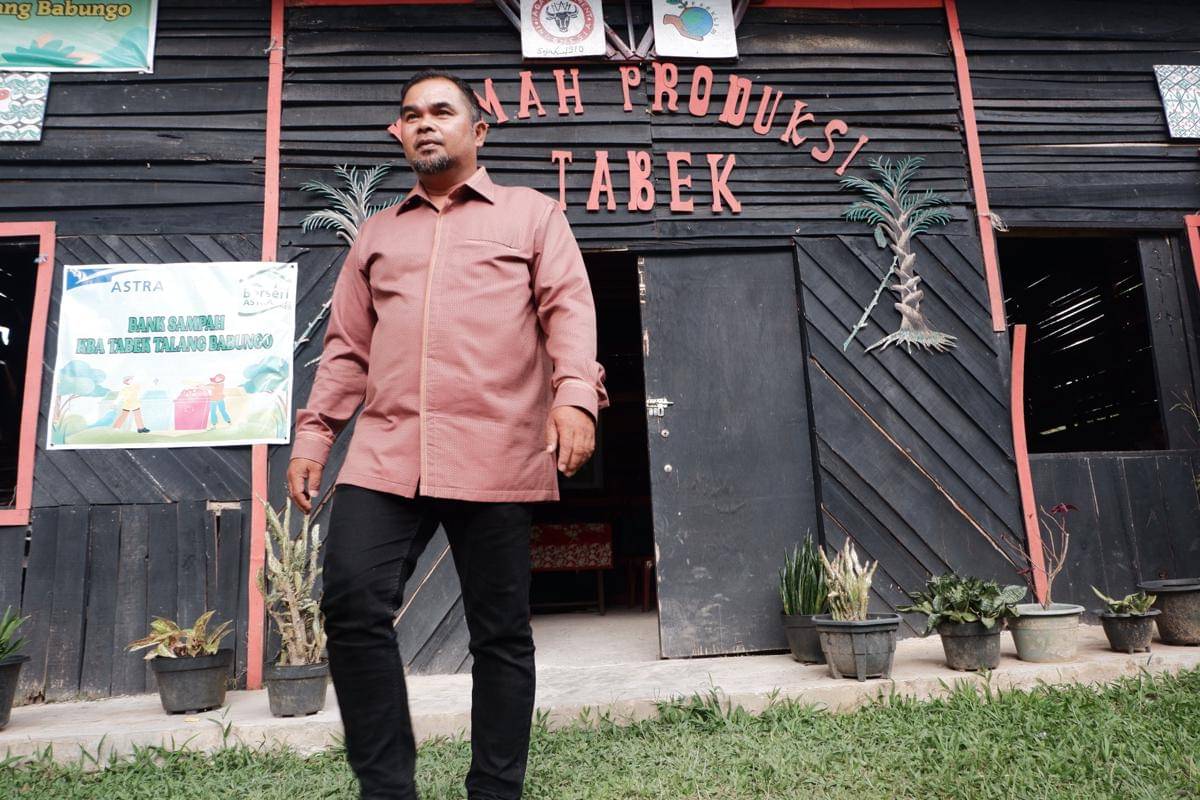 Kasri Sastra saat keluar dari Rumah Produksi KBA Tabek.