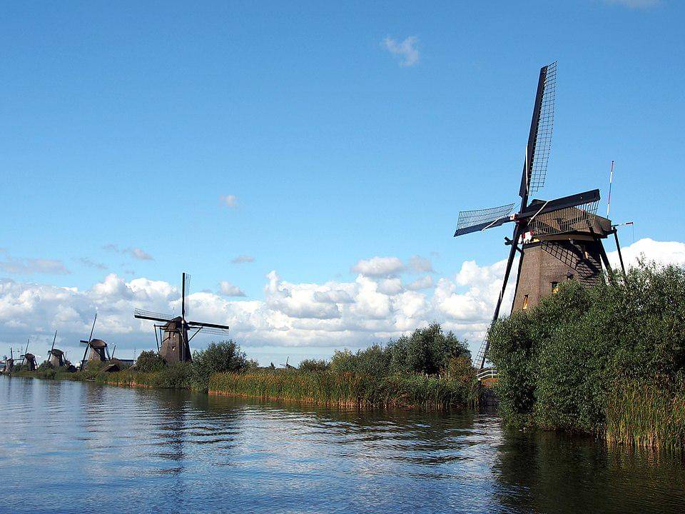 Di wilayah Belanda, ada banyak kincir angin yang terletak dekat dengan aliran sungai.
