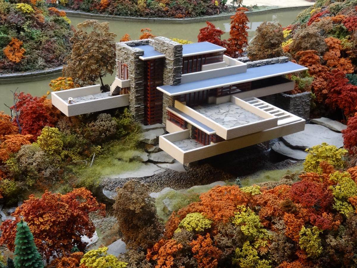 miniatur rumah Fallingwater dengan struktur khas yang inovatif dan futuristik di masanya