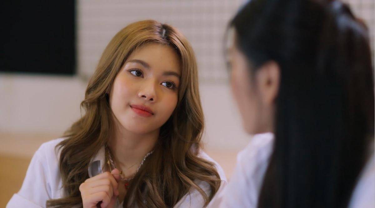 Praewa COSMOS SUN dalam cuplikan Flirt Milk.