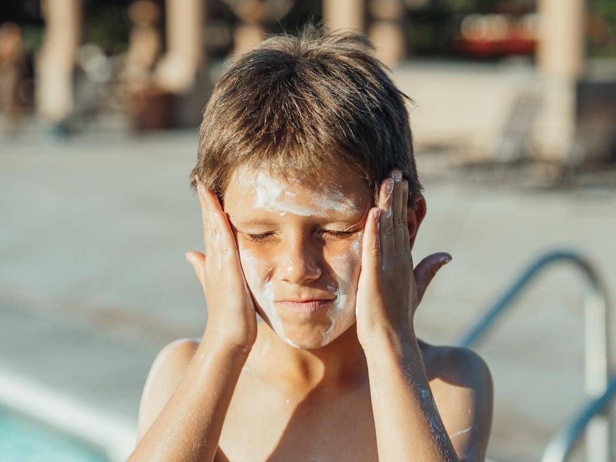 ilustrasi menggunakan sunscreen