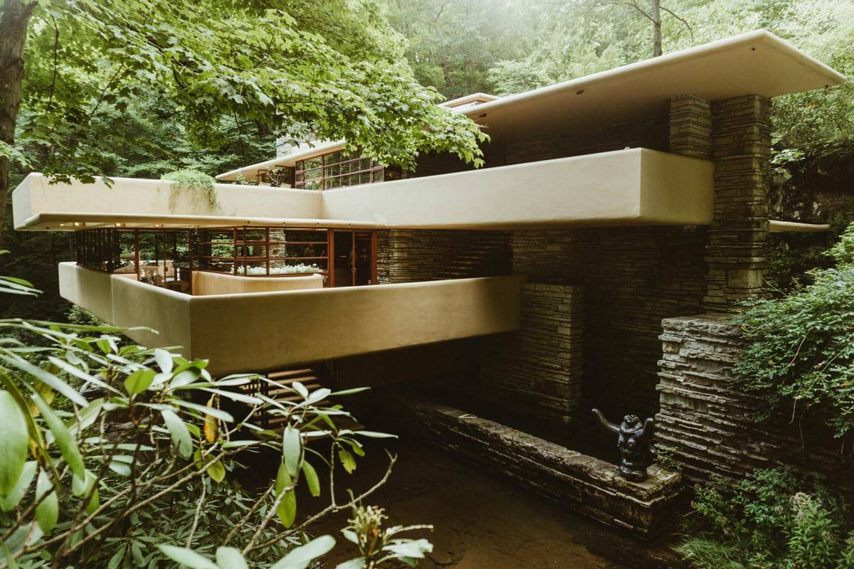 struktur kantilever Fallingwater yang sempat melemah akibat usia dan desain aslinya