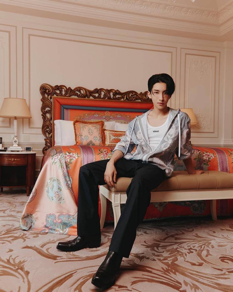 gaya cozy tapi keren pakai hoodie ala Noeul Nuttarat