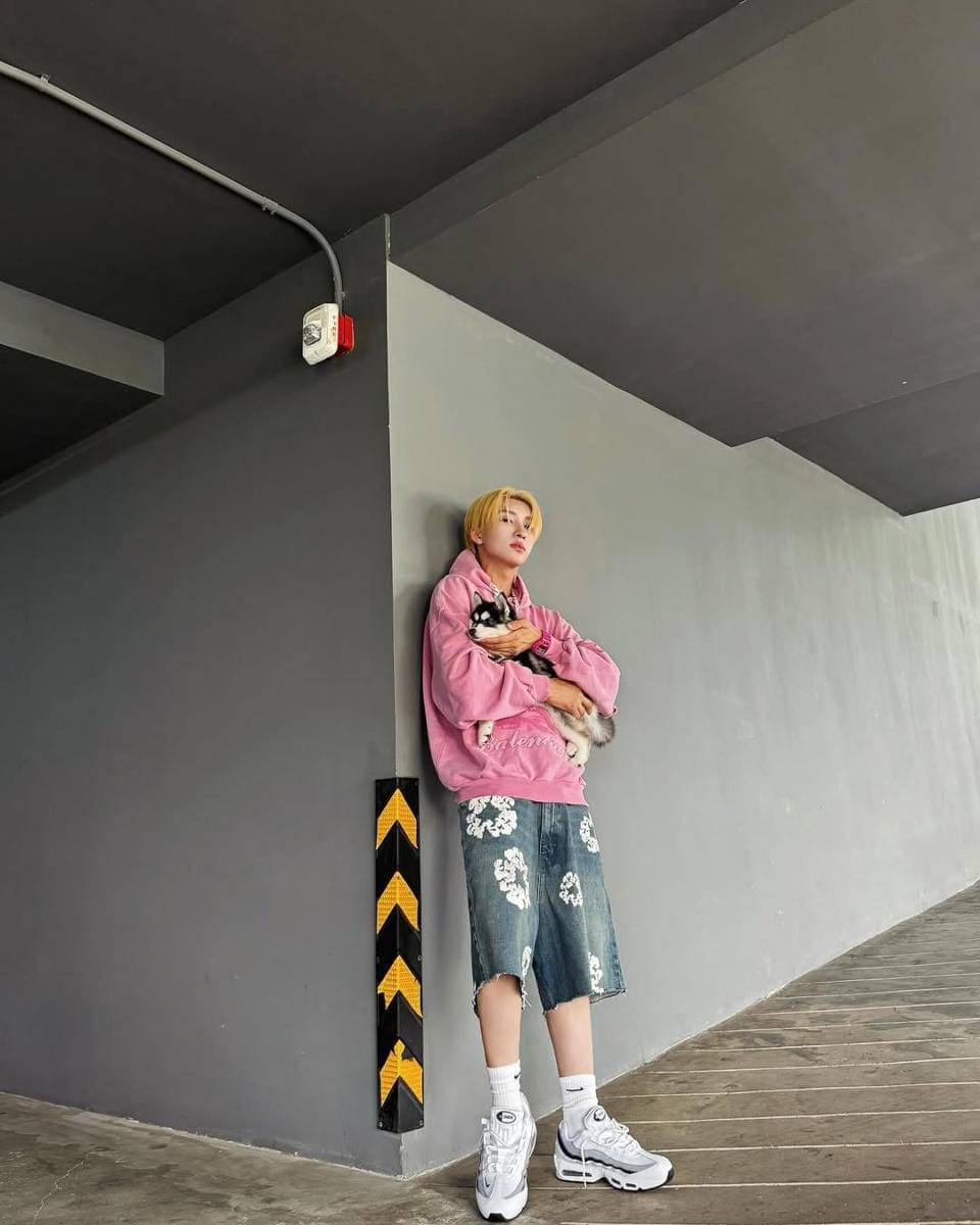 inspirasi padu padan hoodie ala Noeul Nuttarat