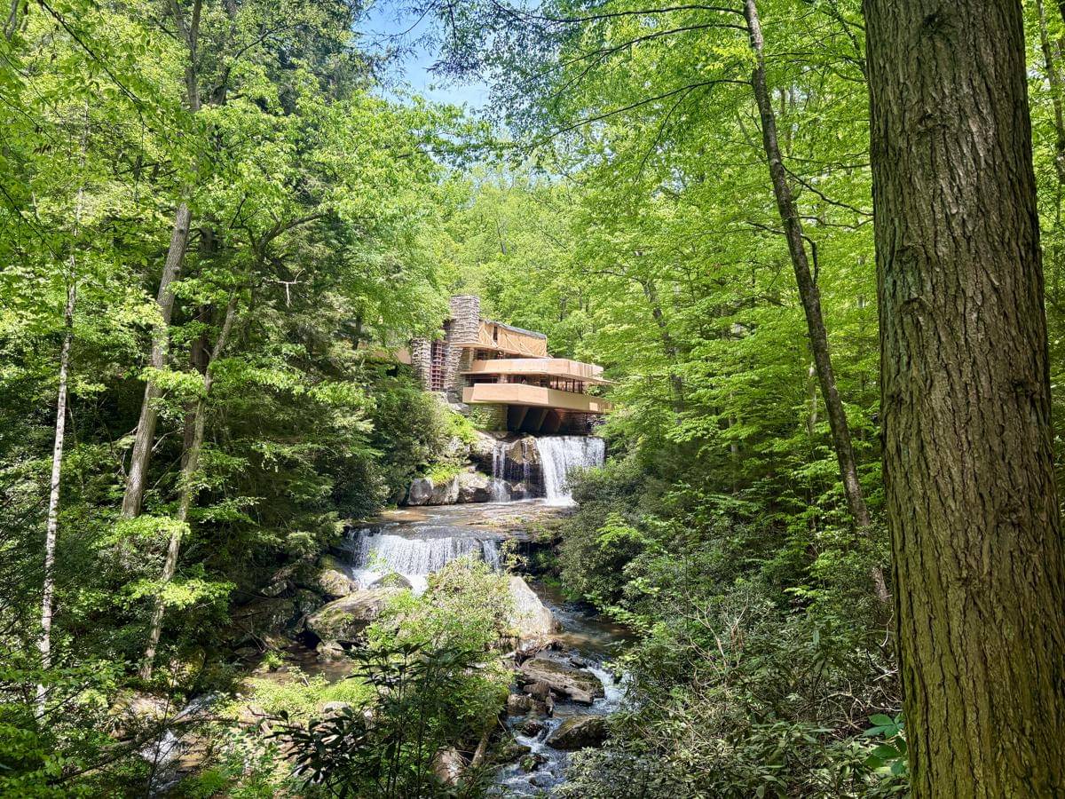 keindahan Fallingwater yang berpadu harmonis dengan alam sekitarnya