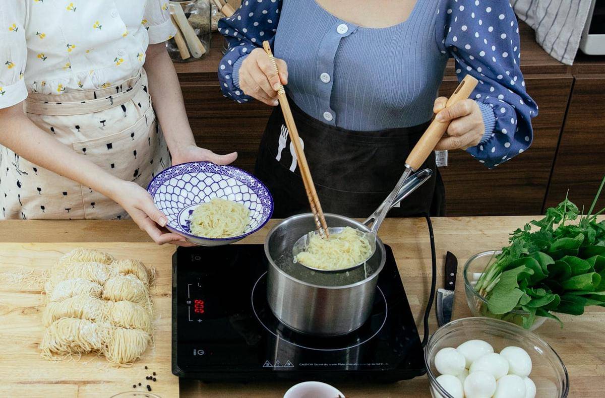 ilustrasi merebus mie dengan tingkat kematangan al dente
