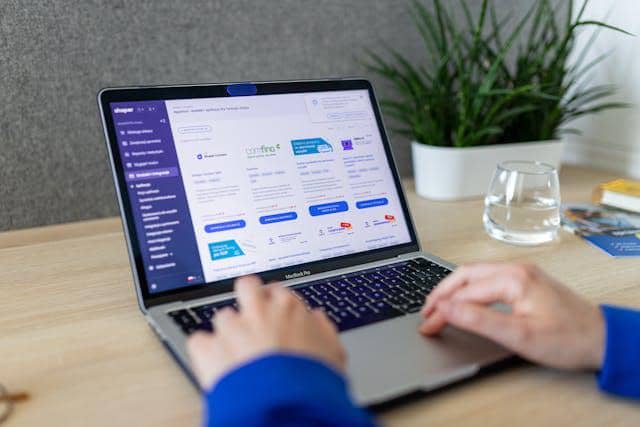 ilustrasi belajar platform online