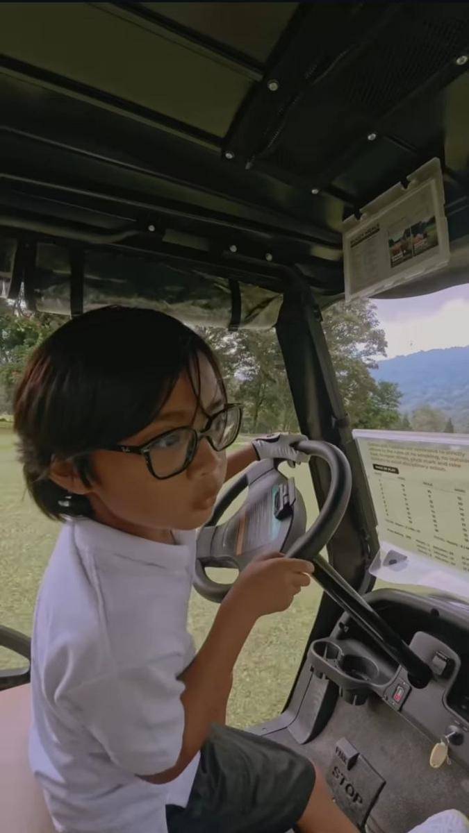 Dia Sekala Bumi saat main golf