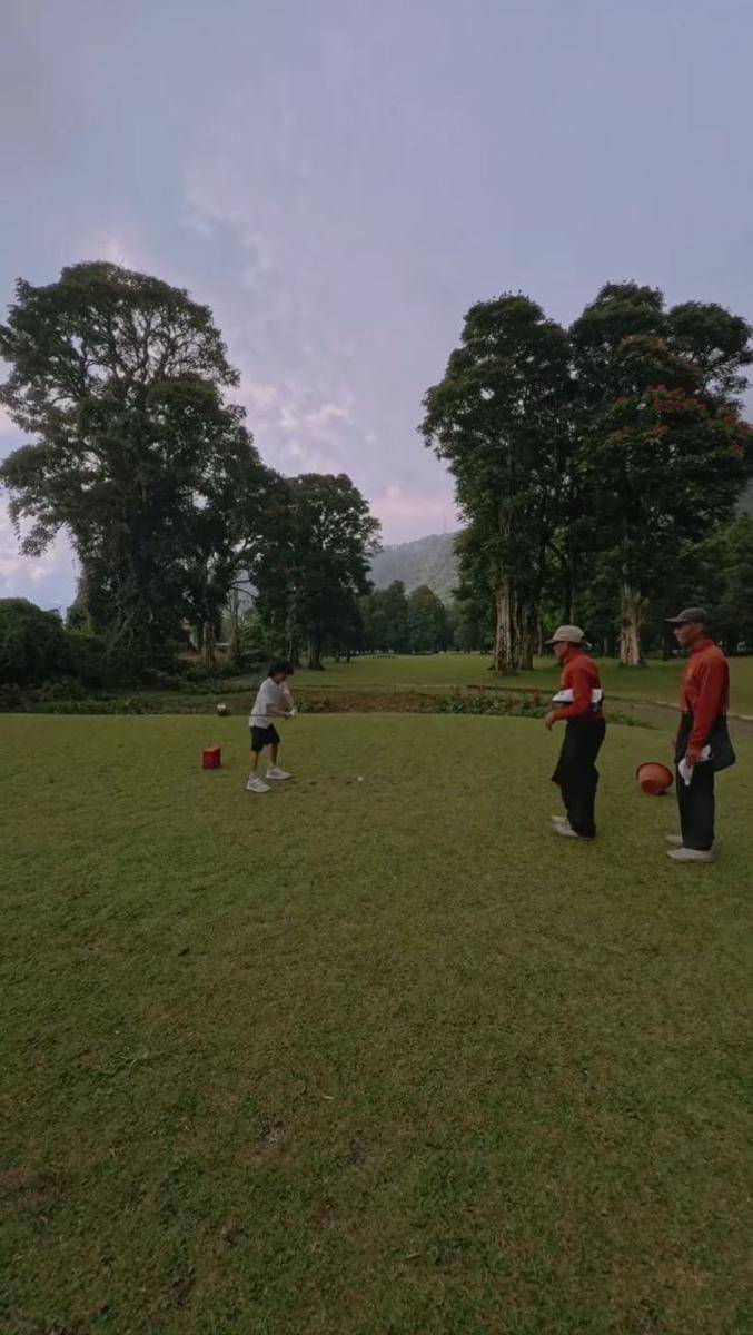 Dia Sekala Bumi saat main golf