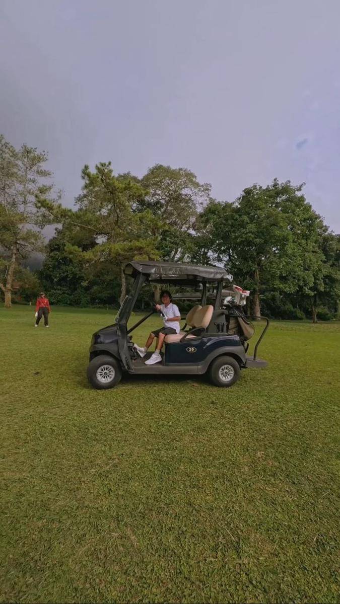 Dia Sekala Bumi saat main golf