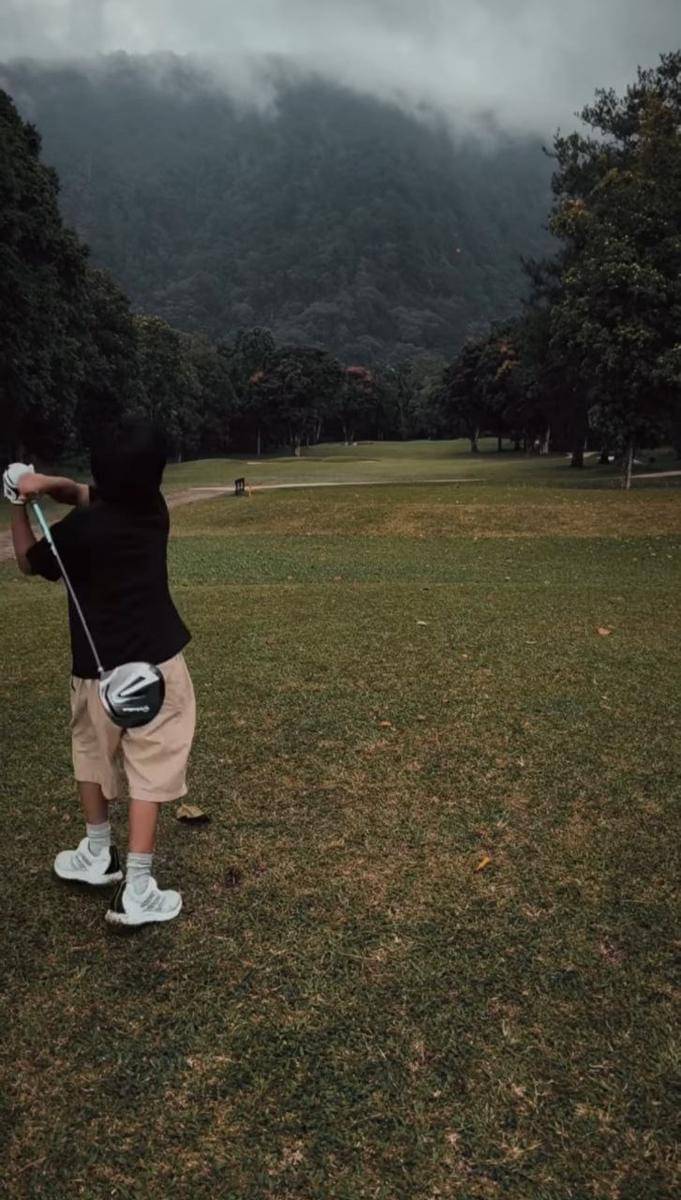 Dia Sekala Bumi saat main golf