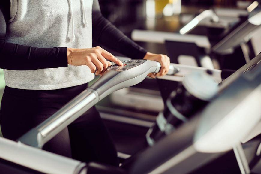 ilustrasi menggunakan treadmill