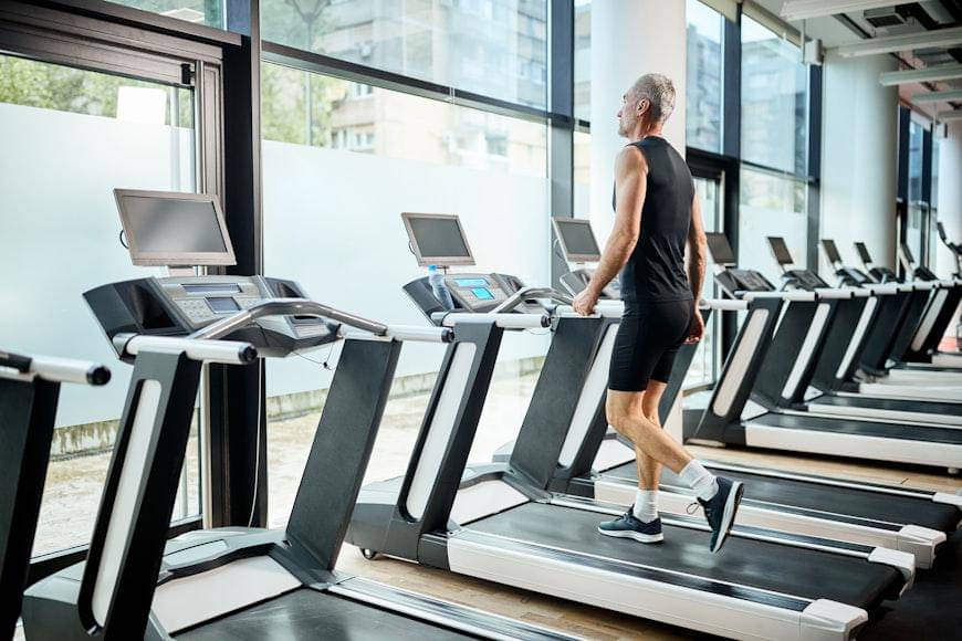 ilustrasi pria berolahraga menggunakan treadmill