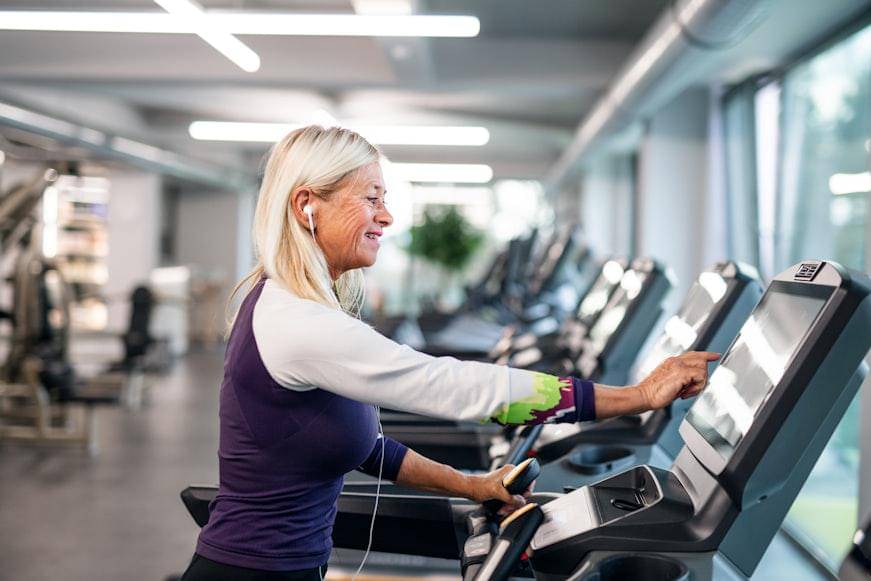 ilustrasi wanita mengatur kecepatan treadmill