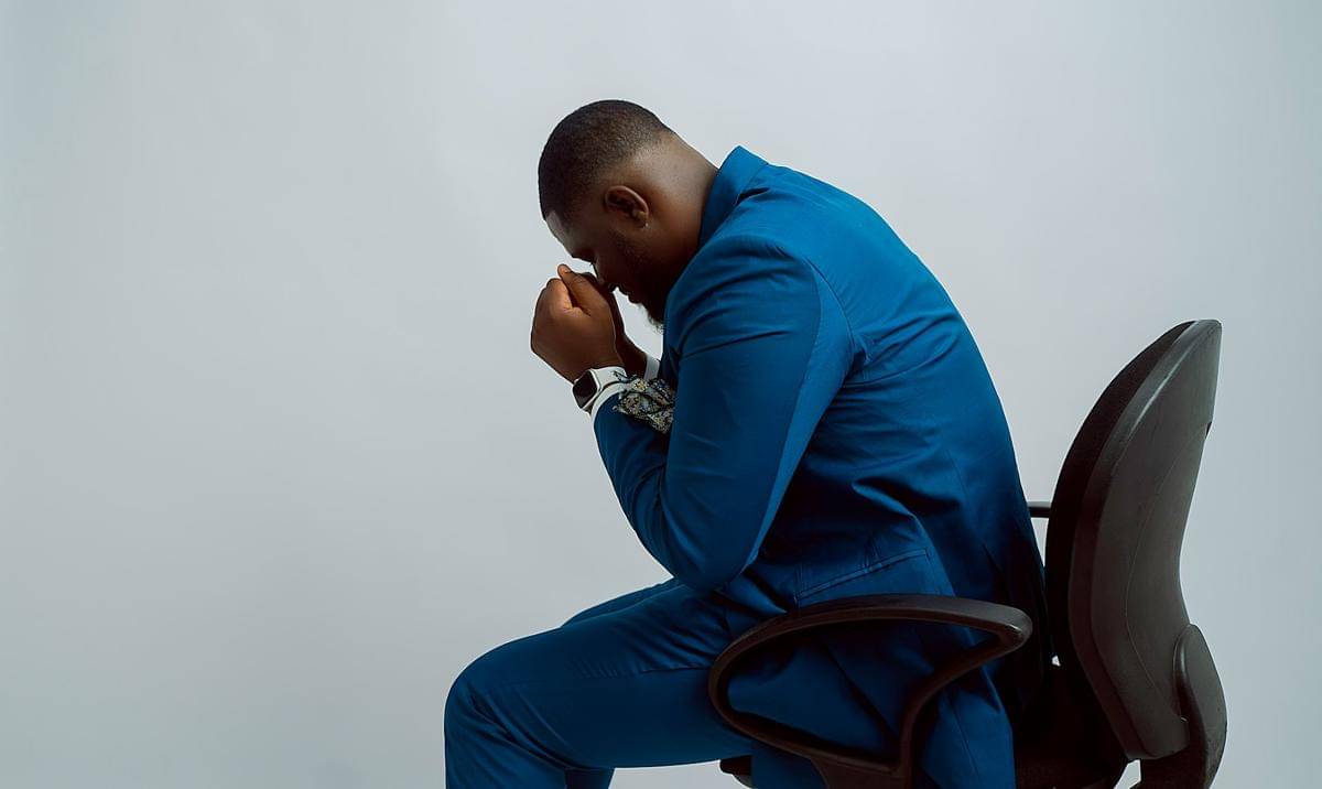 ilustrasi pria terjebak pada self-hate