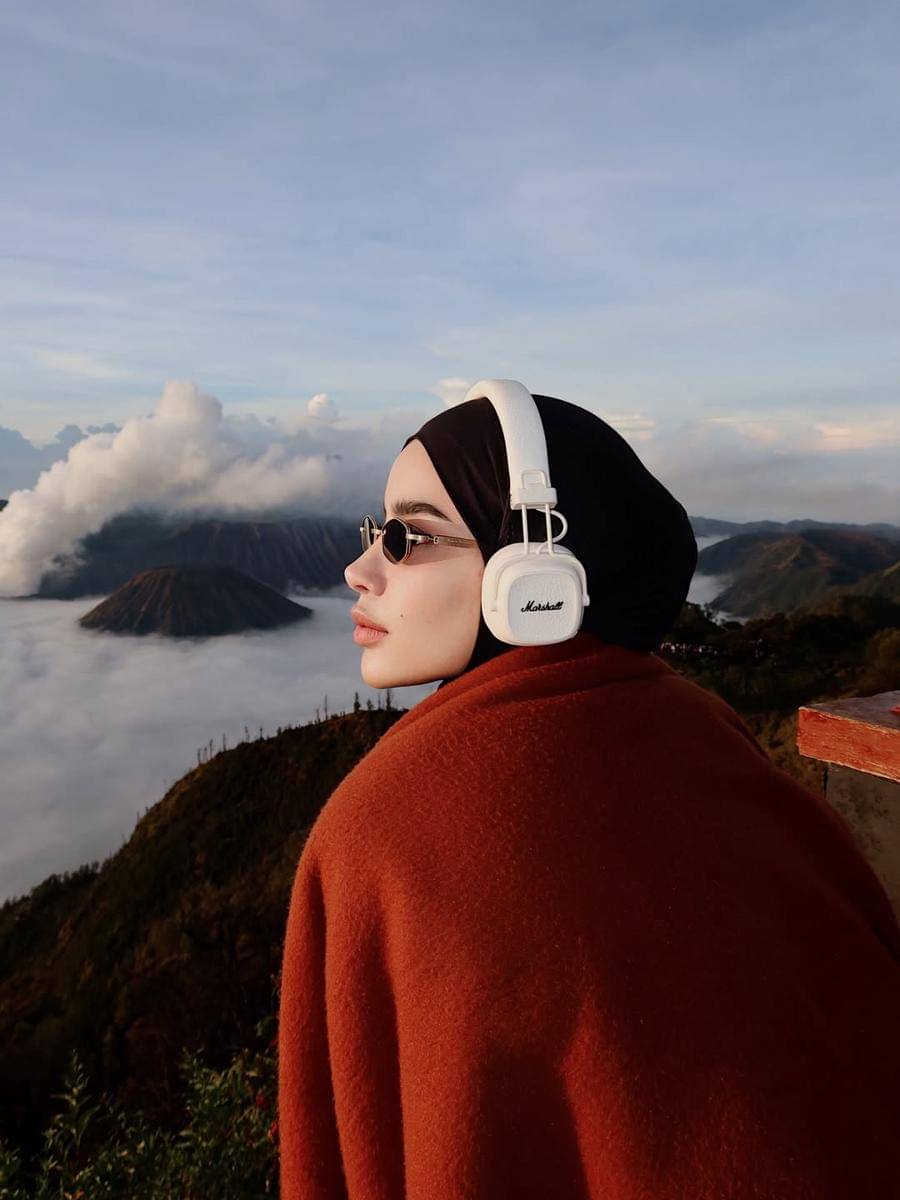 Emy Aghnia Liburan ke Gunung Bromo bareng sahabat