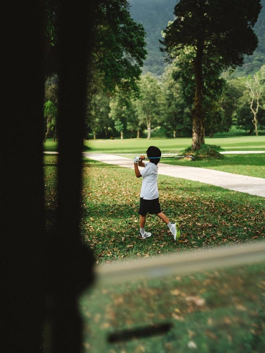 Dia Sekala Bumi saat main golf