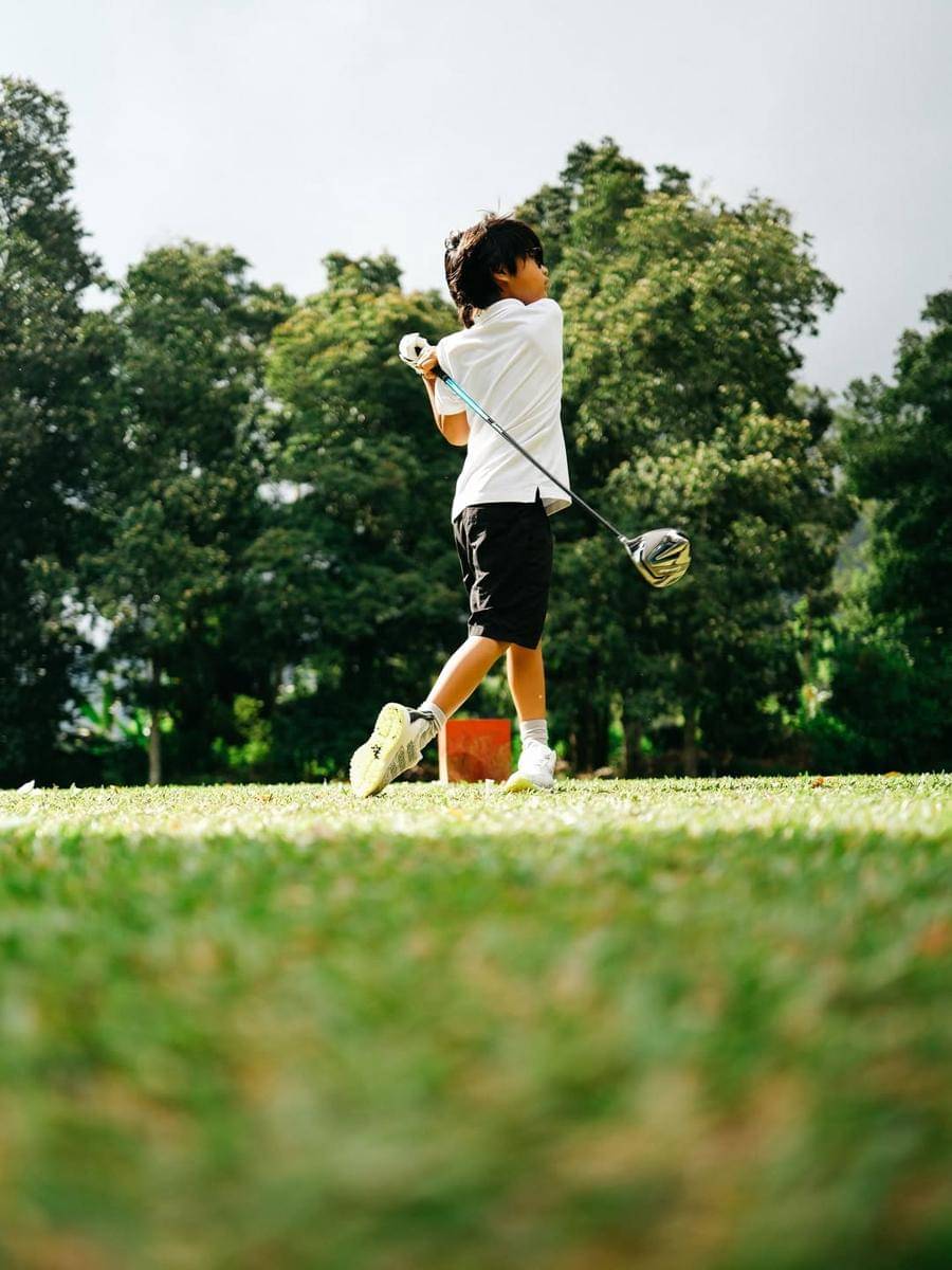 Dia Sekala Bumi saat main golf