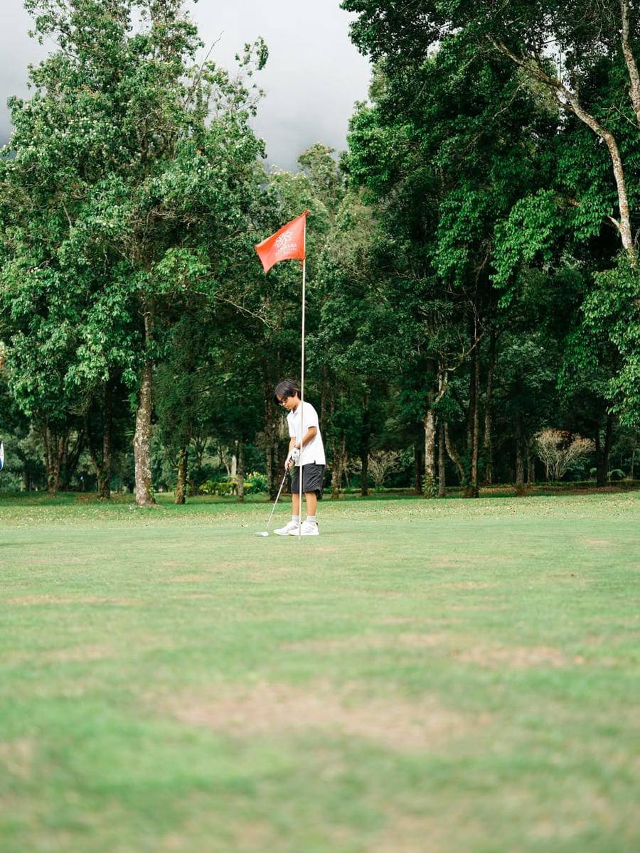 Dia Sekala Bumi saat main golf