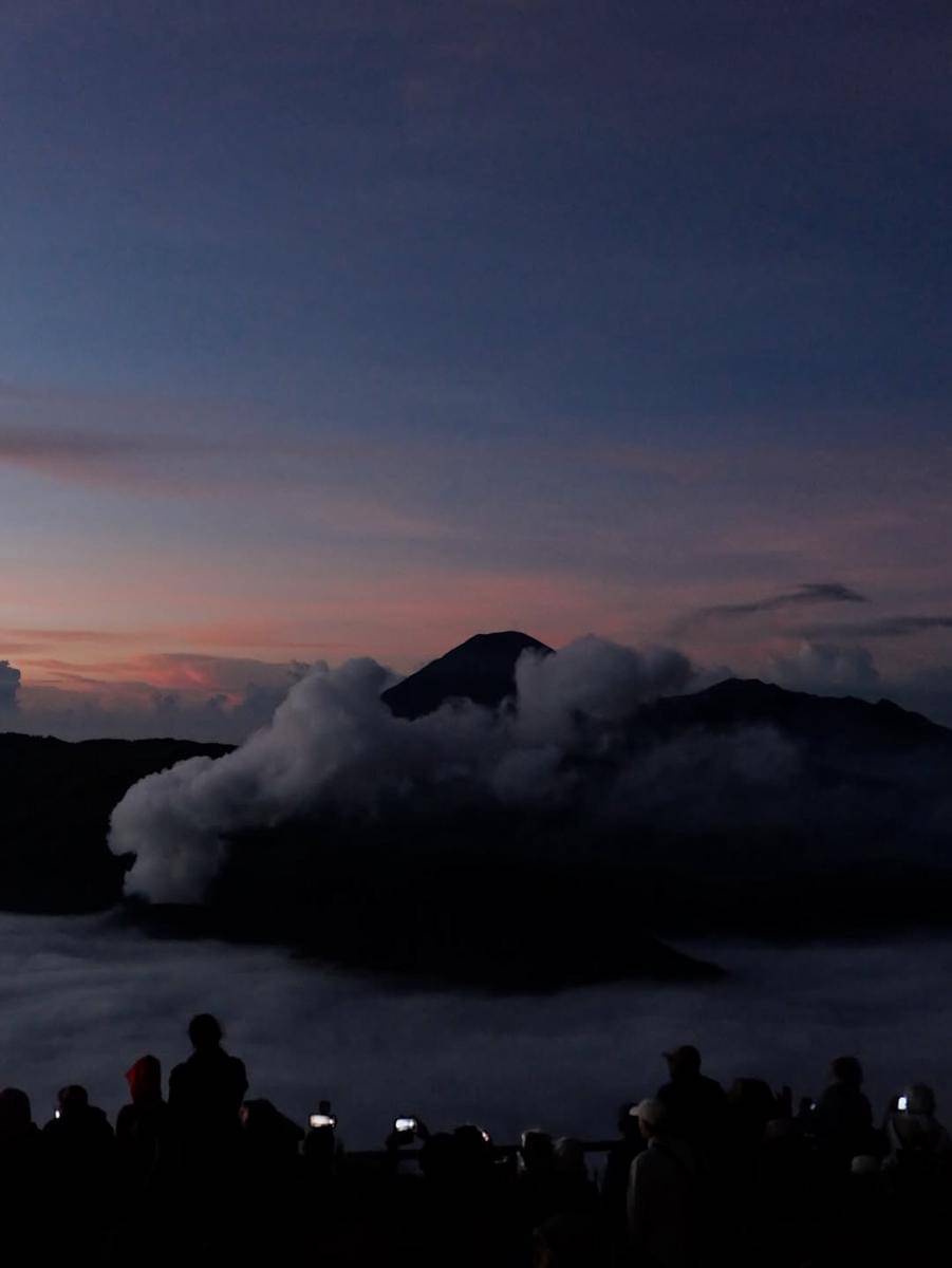 Emy Aghnia Liburan ke Gunung Bromo bareng sahabat