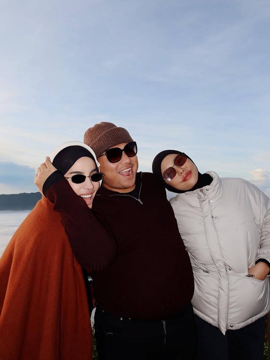 Emy Aghnia Liburan ke Gunung Bromo bareng sahabat