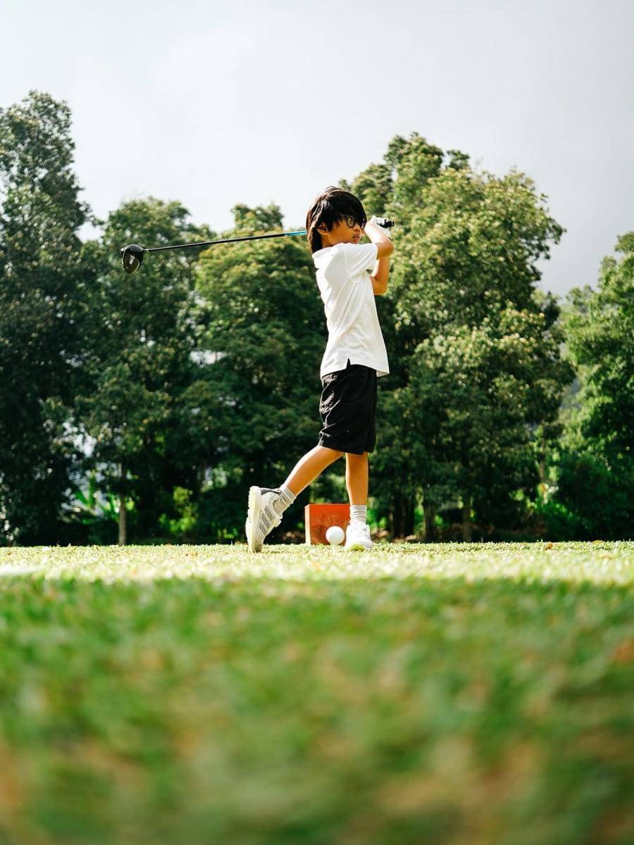 Dia Sekala Bumi saat main golf