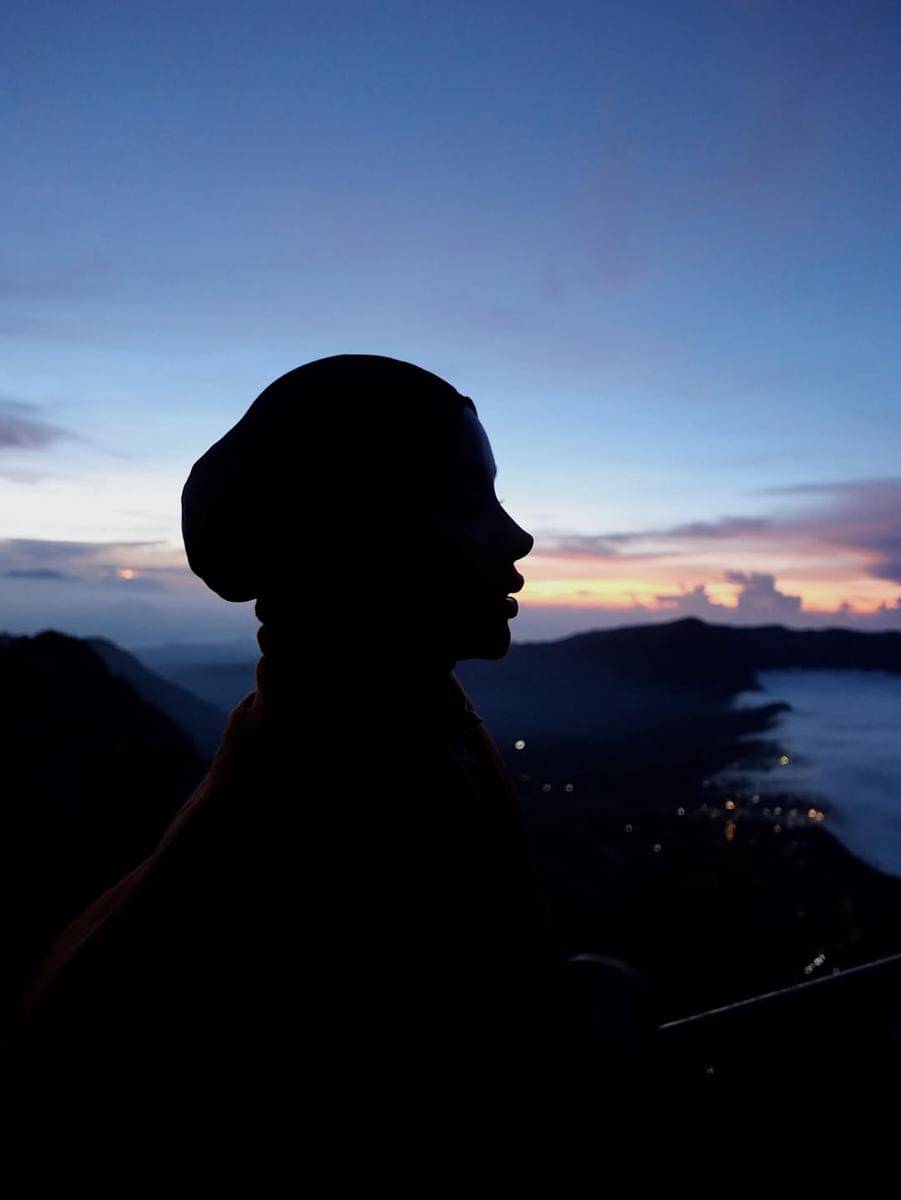 Emy Aghnia Liburan ke Gunung Bromo bareng sahabat