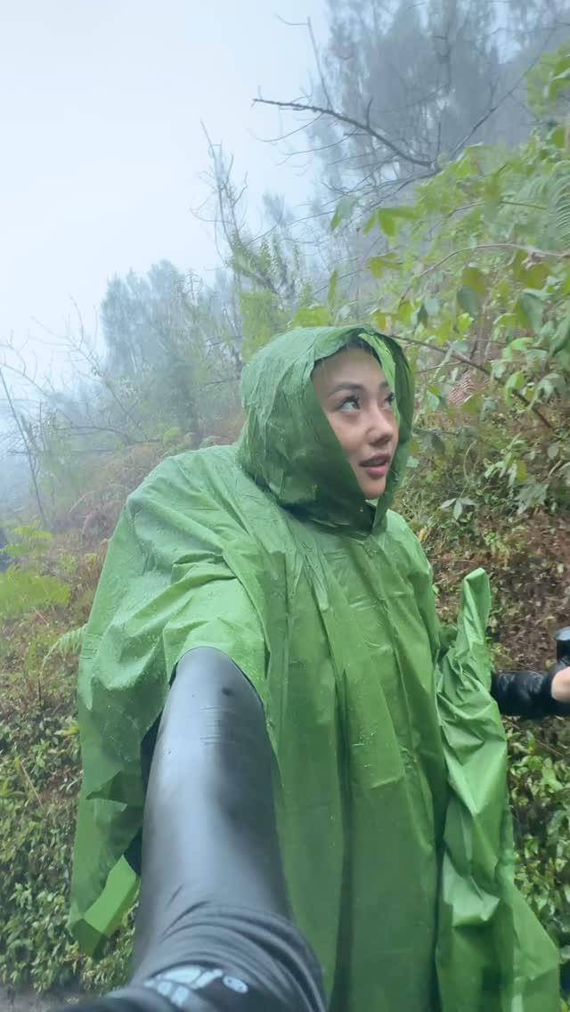 Wendy Walters mendaki Gunung Welirang