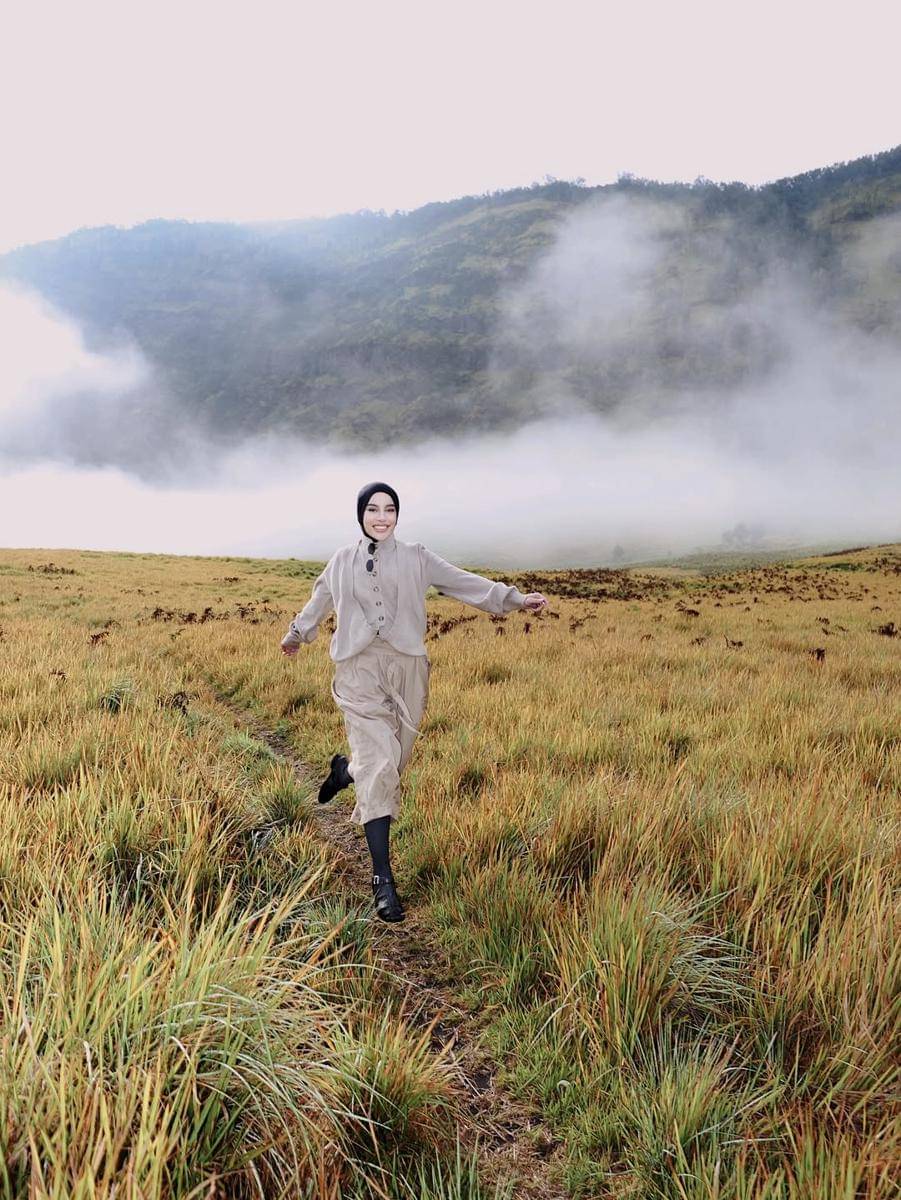 Emy Aghnia Liburan ke Gunung Bromo bareng sahabat