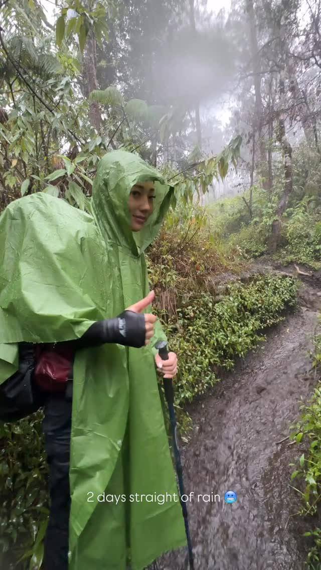 Wendy Walters mendaki Gunung Welirang