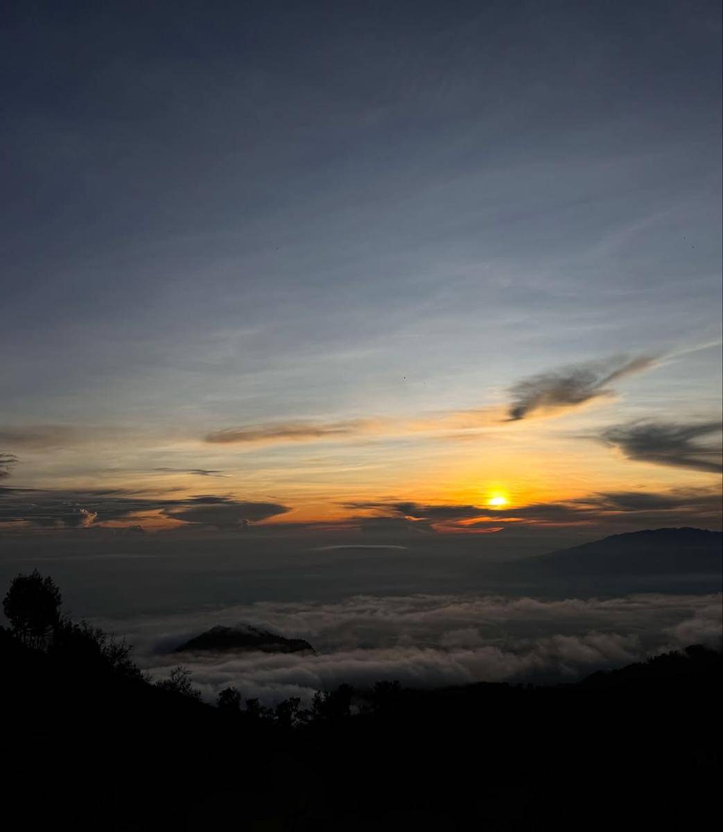 Wendy Walters mendaki Gunung Welirang