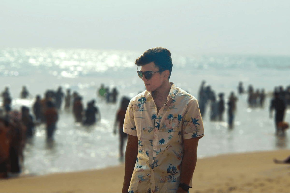 ilustrasi pria berlibur di pantai