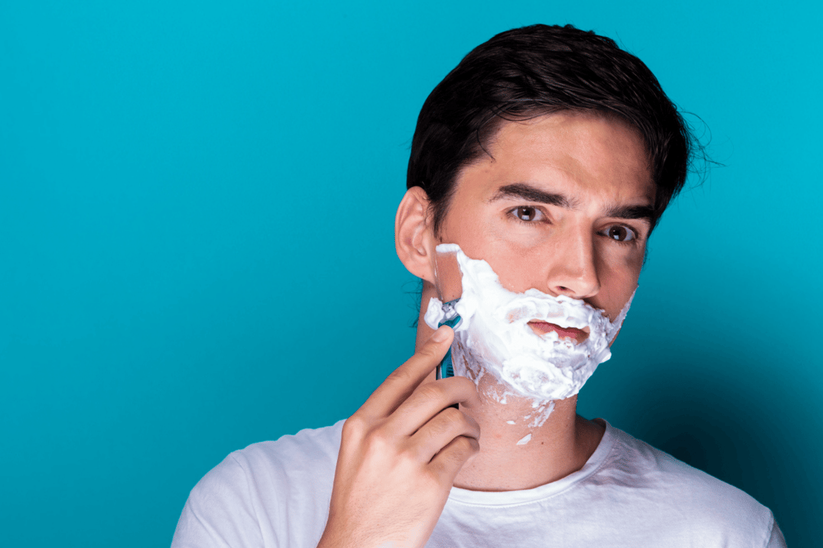 ilustrasi pria menggunakan shaving cream