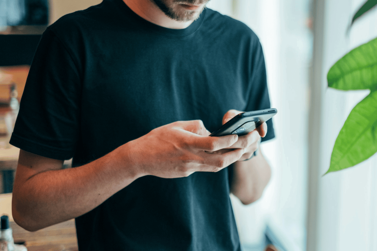 ilustrasi pria membalas chat