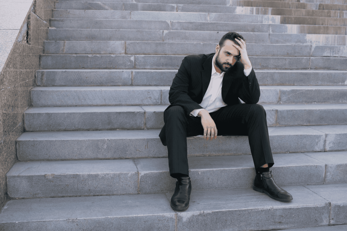 ilustrasi pria terjebak pada self-hate