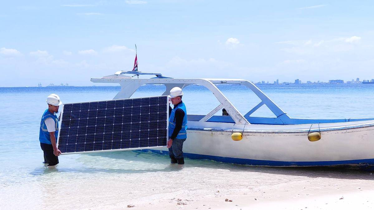 Petugas PLN mengangkut panel surya yang digunakan untuk perangkat PLTS mikro yang disebut inovasi SuperSUN di Pulau Samalona, Kota Makassar. (IDN Times/Aan Pranata)