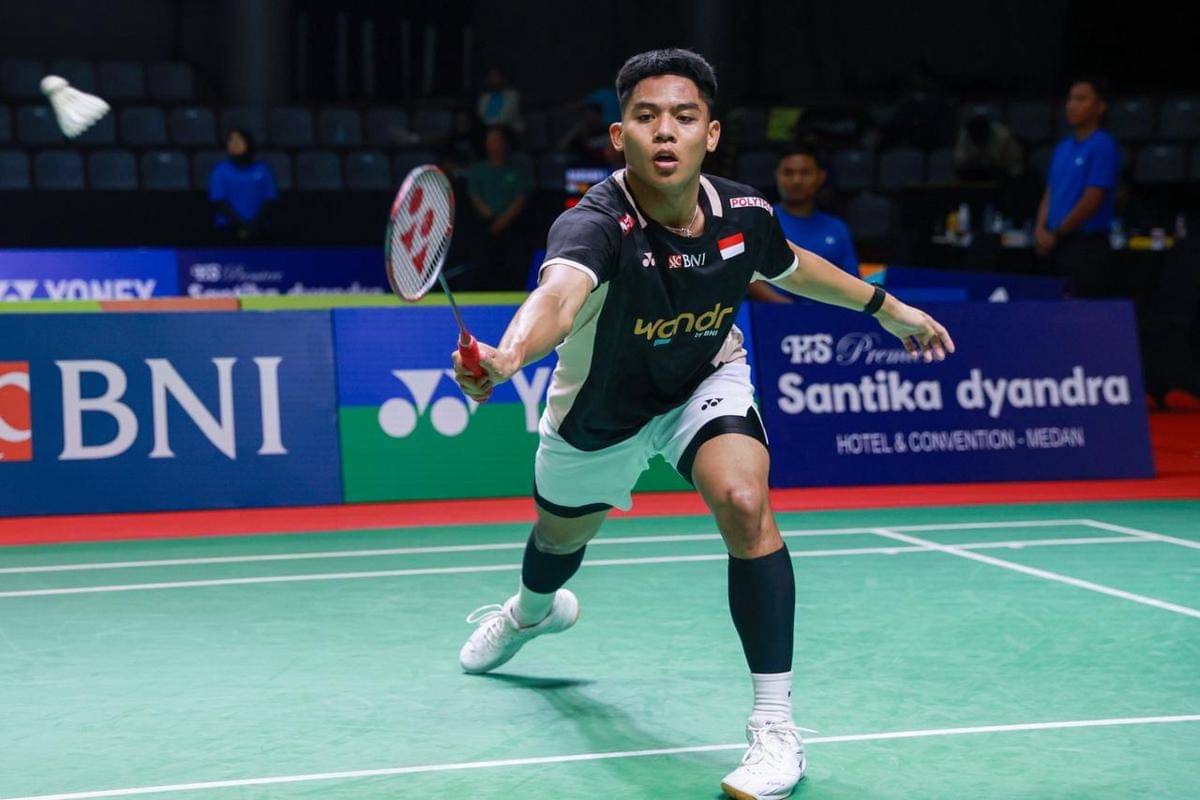 Moh Zaki Ubaidillah beraksi di 16 besar Indonesia Masters 2025 di GOR PBSI Sumut, Kamis (23/10/2025) (dok.PBSI)